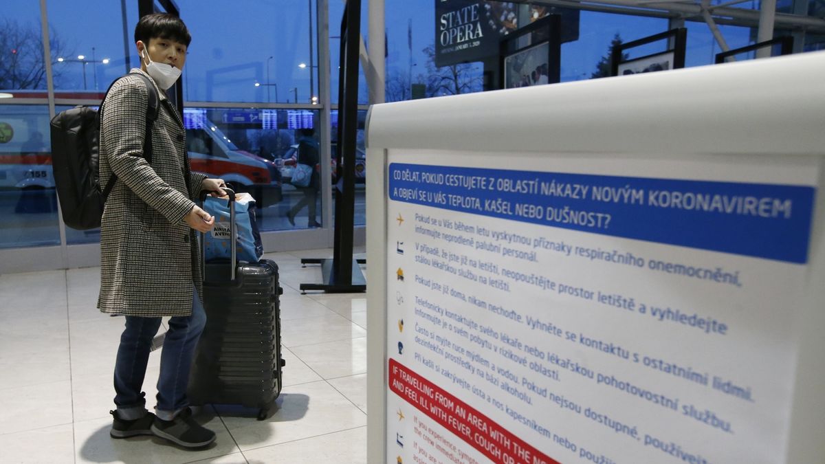 Posádky letadel začnou v Praze kvůli koronaviru monitorovat cestující
